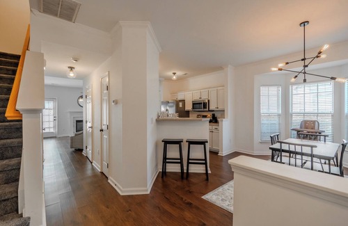 Greer House | Cozy, Updated 2BR/2.5BA End-Unit Townhome, Greer SC