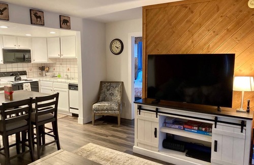 Mammoth Lakes Condo | Cozy Condo Retreat with Pool, Spa & Perfect Location!