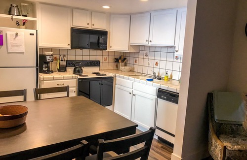 Mammoth Lakes Condo | Cozy Condo Retreat with Pool, Spa & Perfect Location!