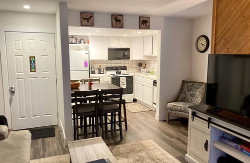 Mammoth Lakes Condo | Cozy Condo Retreat with Pool, Spa & Perfect Location!