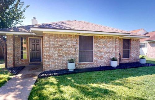 Eastmark House | Cozy Updated Home Near Wolf Pen Creek Park – College Station, Texas