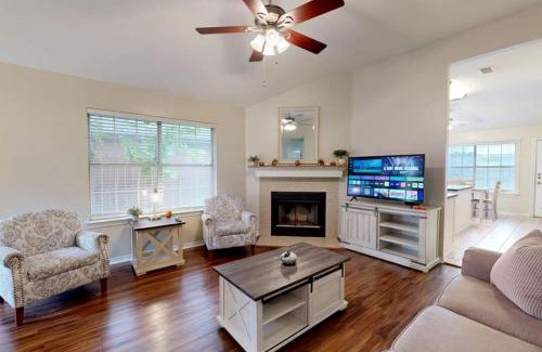 Eastmark House | Cozy Updated Home Near Wolf Pen Creek Park – College Station, Texas
