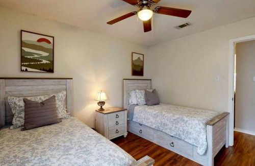 Eastmark House | Cozy Updated Home Near Wolf Pen Creek Park – College Station, Texas