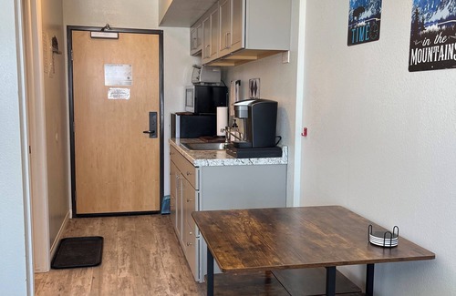 Brian Head Condo | COZY Updated Studio-KING bed, kitchenette-Pool/Spa/Sauna