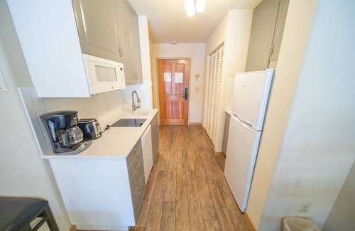 Mountain House Condo | Inviting Studio Retreat with Pool & Spa in Central Location