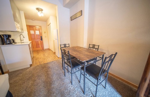 Mountain House Condo | Inviting Studio Retreat with Pool & Spa in Central Location