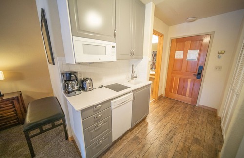 Mountain House Condo | Inviting Studio Retreat with Pool & Spa in Central Location
