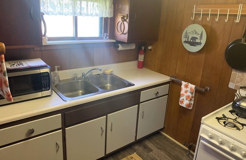 Cuba Cottage | Pet-Friendly Cabin: Vintage Duck House with Modern Upgrades