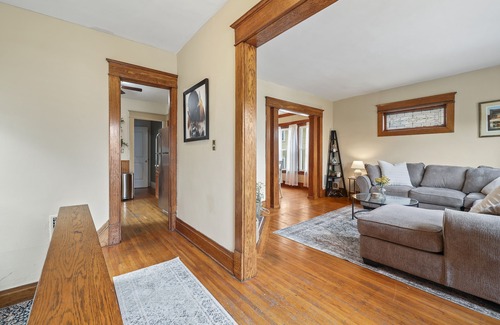 North Buffalo Apartment | Inviting Upper 3 Bed Retreat with Loft, Balcony & Pool