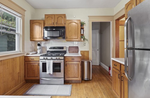 North Buffalo Apartment | Inviting Upper 3 Bed Retreat with Loft, Balcony & Pool