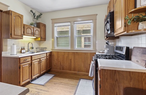 North Buffalo Apartment | Inviting Upper 3 Bed Retreat with Loft, Balcony & Pool