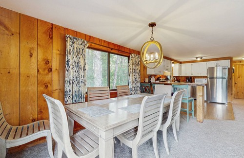 West Dover House | Cozy upper unit duplex, close to Mt Snow w/balcony, bbq, fireplace, kitchen