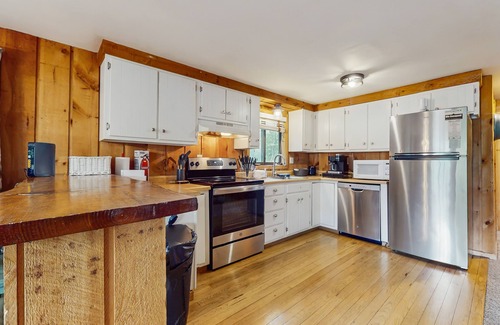 West Dover House | Cozy upper unit duplex, close to Mt Snow w/balcony, bbq, fireplace, kitchen