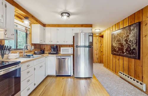 West Dover House | Cozy upper unit duplex, close to Mt Snow w/balcony, bbq, fireplace, kitchen