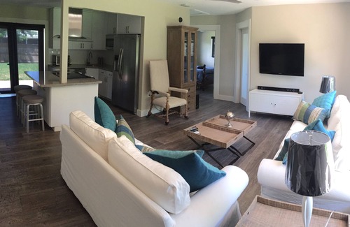 Boca Raton House | Pet-Friendly East Boca House with Spa & Breakfast Amenities