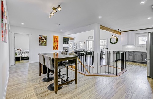 Innisfil House | Inviting 2-Bedroom Suite with Balcony and Ocean View