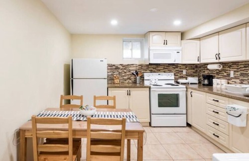 Fisherville House | Inviting Urban Retreat with Family and Pet-Friendly Amenities