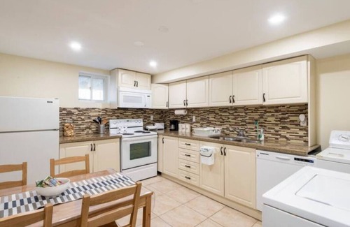 Fisherville House | Inviting Urban Retreat with Family and Pet-Friendly Amenities