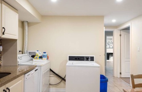 Fisherville House | Inviting Urban Retreat with Family and Pet-Friendly Amenities