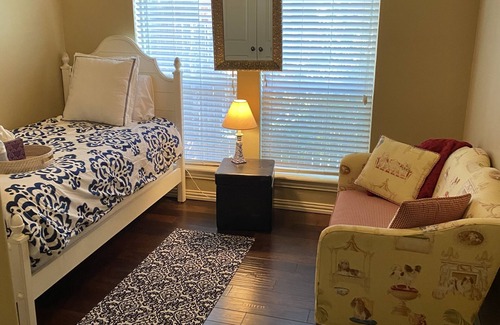 Norman Apartment | Inviting Urban Room for Single Travelers and Interns