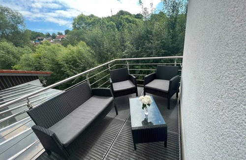 Jesberg Apartment | Inviting Vacation Apartment for 10, Near A49 with Hot Tub