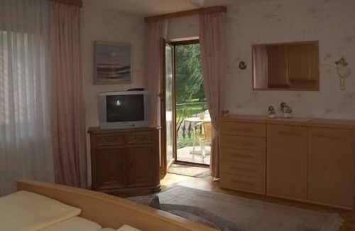 Tauberrettersheim Apartment | Inviting Vacation Home with Fireplace & Ocean Views for 2