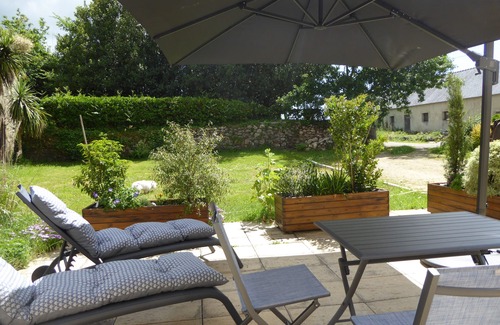Pouldergat Cottage | Serene Gite for 2-3 with Oceanfront Views and Pool