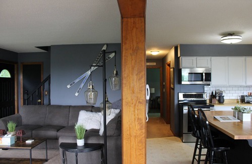 Chester House | WhiSki Cabin: Scenic Mountain Retreat with Spa & Breakfast