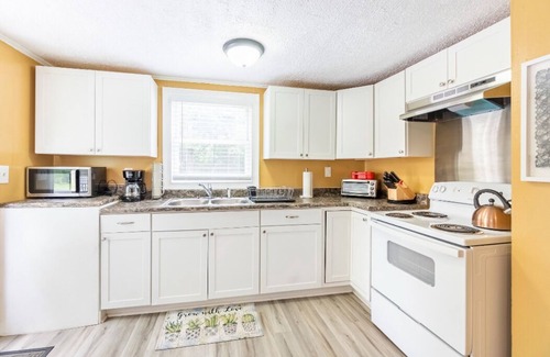 Carlisle House | Cozy Private Cottage House with Family and Pet Amenities