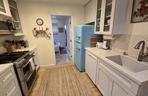 Royal Hawaiian Estates Cabin | Top-Rated Volcano Cottage with Family-Friendly Amenities