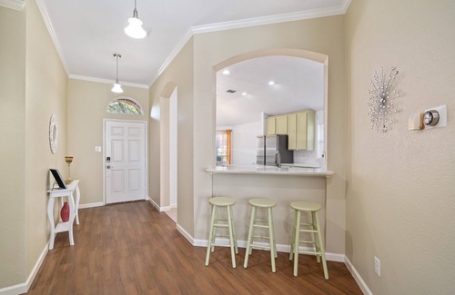 Corinth House | Welcoming Retreat with Pool, BBQ & Lake View for 11 Guests