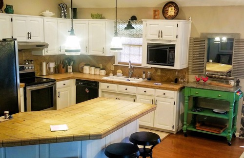 Valdosta House | Charming Waterfront Cottage with Pet-Friendly Amenities