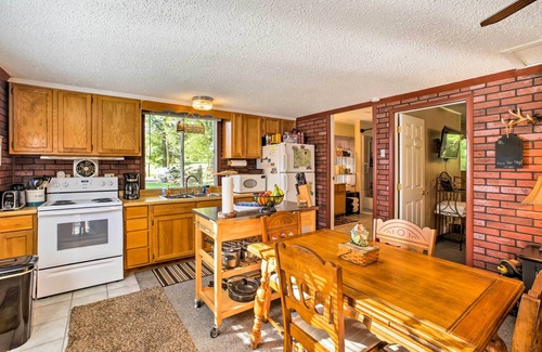 Cotter Cottage | Tranquil Waterfront Cottage with Spa & Breakfast on White River