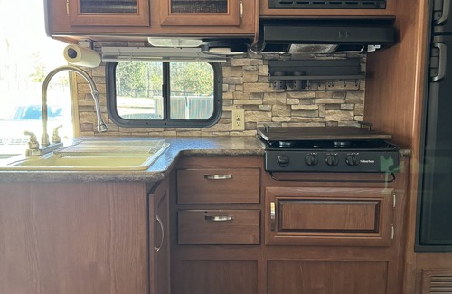 Modoc RV Rental | Charming Waterfront RV Site Perfect for Masters Week Fun