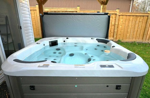 York Regional Municipality House | Cozy Weekend Retreat with River Creek and Spa Amenities