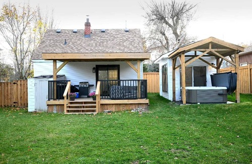 York Regional Municipality House | Cozy Weekend Retreat with River Creek and Spa Amenities