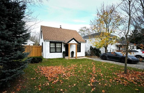 York Regional Municipality House | Cozy Weekend Retreat with River Creek and Spa Amenities