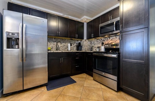 Sun Bay South House | Inviting Home in South Tampa with Amazing Backyard Oasis