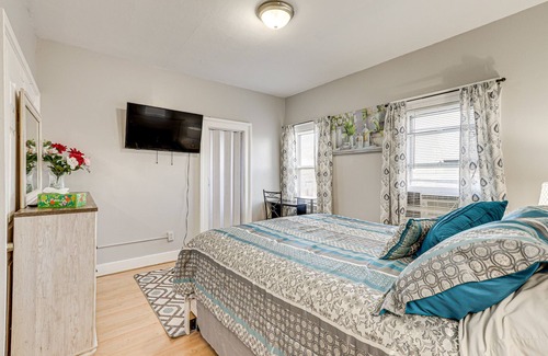 West Haven Apartment | Inviting West Haven Condo with Ocean Views, Steps to Beach!