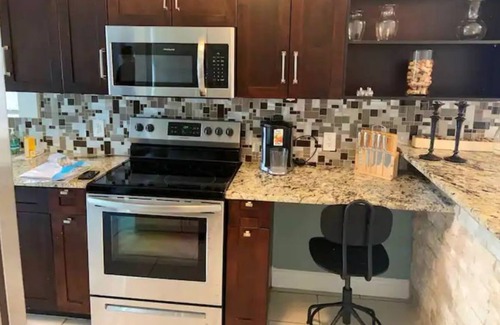 Tampa Cottage | Cozy West Tampa cottage 2 miles from RAY J!