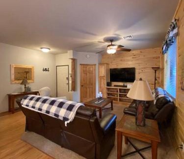 Show Low Apartment | Inviting White Mountain Escape: Pet-Friendly Family Retreat