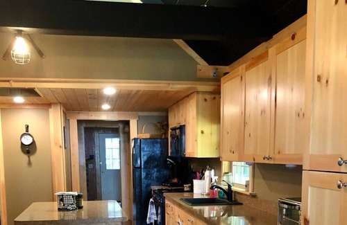 Stratton House | Cozy Winter Camp- 5 min from sugarloaf