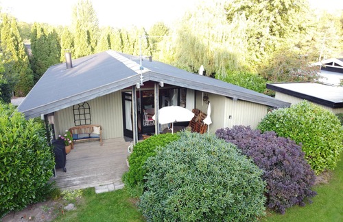 Melby Cottage | Charming Wooden Cottage with Kitchen Near Copenhagen