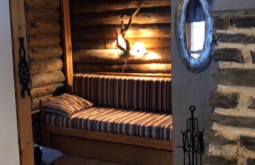 Kehys-Kainuu House | Cozy Wooden Log Cabin With Modern Amenities - Inc. private swimming pond