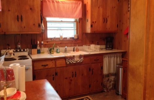 Woodford Cottage | Charming Woodford Lakefront Cottage with Pool & Breakfast