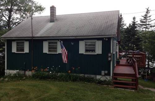 Woodford Cottage | Charming Woodford Lakefront Cottage with Pool & Breakfast
