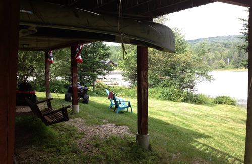 Woodford Cottage | Charming Woodford Lakefront Cottage with Pool & Breakfast