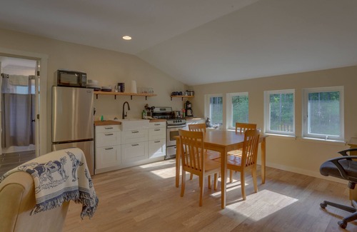 White Salmon Cabin | Tranquil Woodland Cabin with Spa and Family-Friendly Vibes