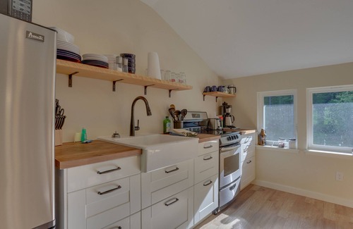 White Salmon Cabin | Tranquil Woodland Cabin with Spa and Family-Friendly Vibes