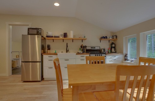 White Salmon Cabin | Tranquil Woodland Cabin with Spa and Family-Friendly Vibes